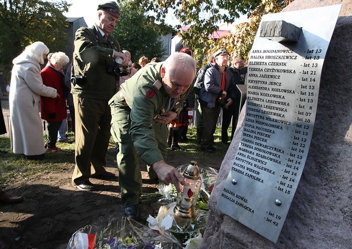 Przed kościolem w Gardnie Wielkiej stanąl kamienny obelisk,...