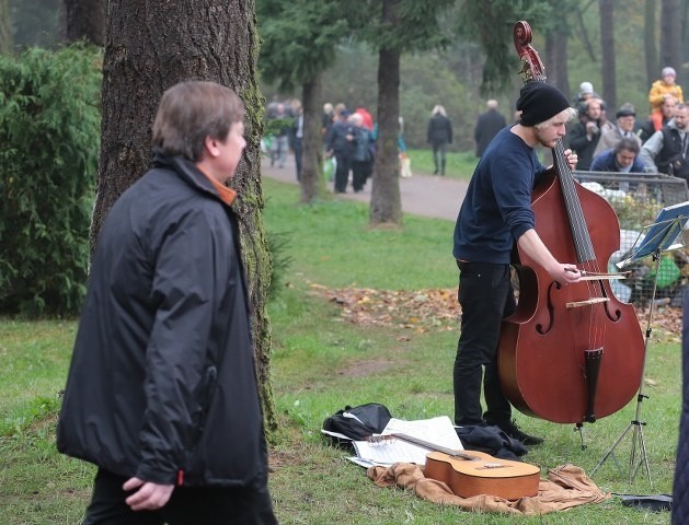 Tłumy na Cmentarzu Centralnym na Wszystkich Świętych