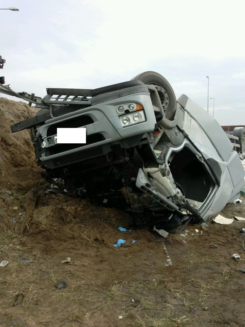 Autostrada A1 - węzeł Ciechocinek. Przewrócił się samochód ciężarowy, kierowca nie żyje. Nie ma już utrudnień w ruchu