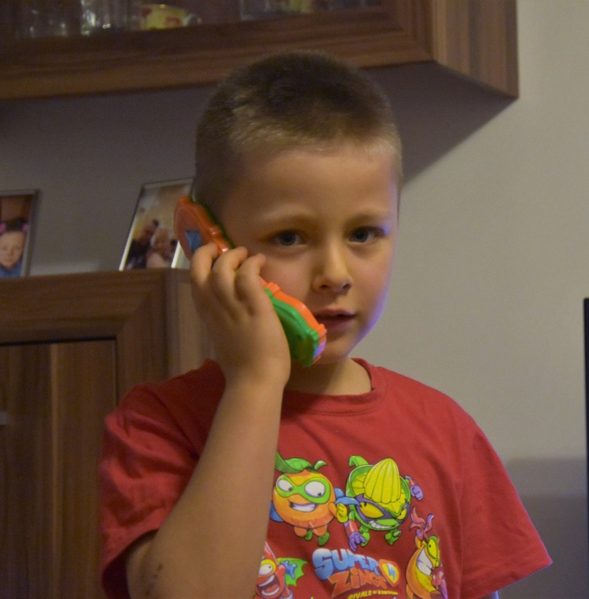 6-letni Rafałek z Rybnika ocalił mamę. Chce być Batmanem. Jest superbohaterem z telefonem! WIDEO ZDJĘCIA
