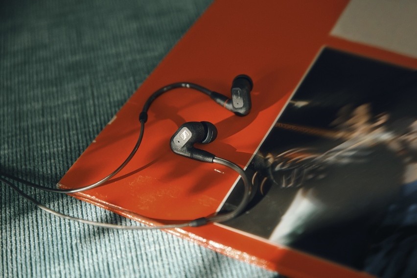 Sennheiser zaprezentował nowe słuchawki douszne IE 300. Wkrótce trafią do sprzedaży, poznaliśmy już polską cenę