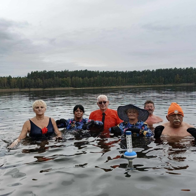 Miłośnicy zimnych kąpieli rozpoczęli sezon w jeziorze Dobrowieckim