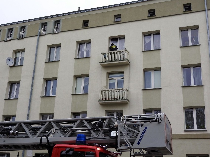 Białystok: Akcja strażaków na ul. Krakowskiej. Otwierali mieszkanie starszej osoby (zdjęcia, wideo)