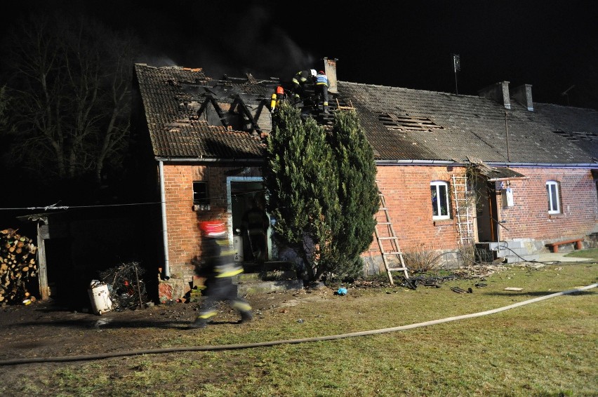 Pożar strawił dom w Jeziorkach koło Barwic [zdjęcia, wideo]