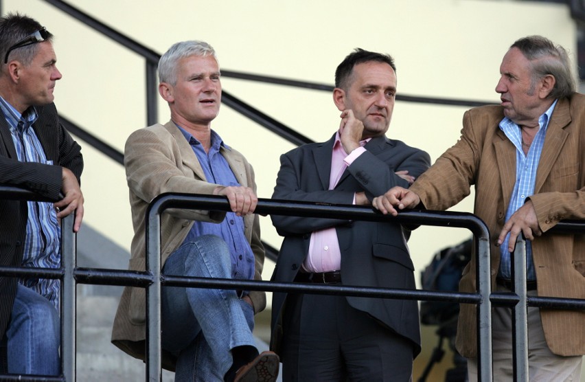 Grzegorz Ślak (z prawej) chce kupić Śląsk Wrocław. Tu w...