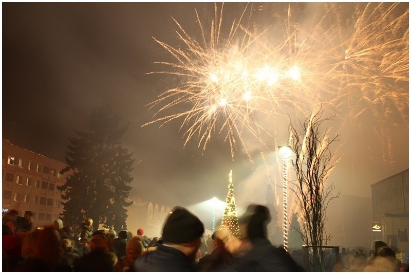 Z muzyką, tańcem i wystrzałami korków od szampana Mońki...