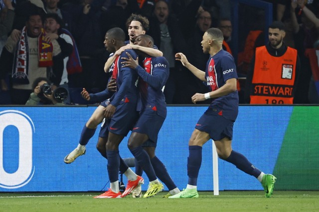 Były zawodnik Barcy, Ousmane Dembele celebruje z paryżanami strzelenie gola na 1:1 w meczu PSG – Barcelona (2:3)