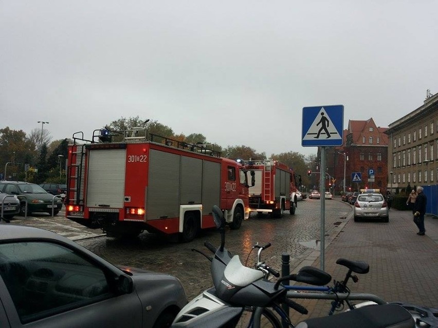 Straż pożarna pod urzędem wojewódzkim. Powodem był fałszywy...