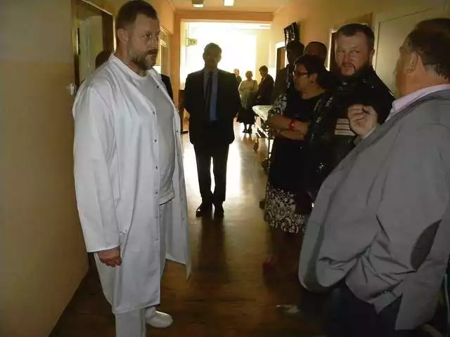 Roman Pawłowski i personel PCZ pokazali dobroczyńcom szpitala wszystkie zakamarki placówki