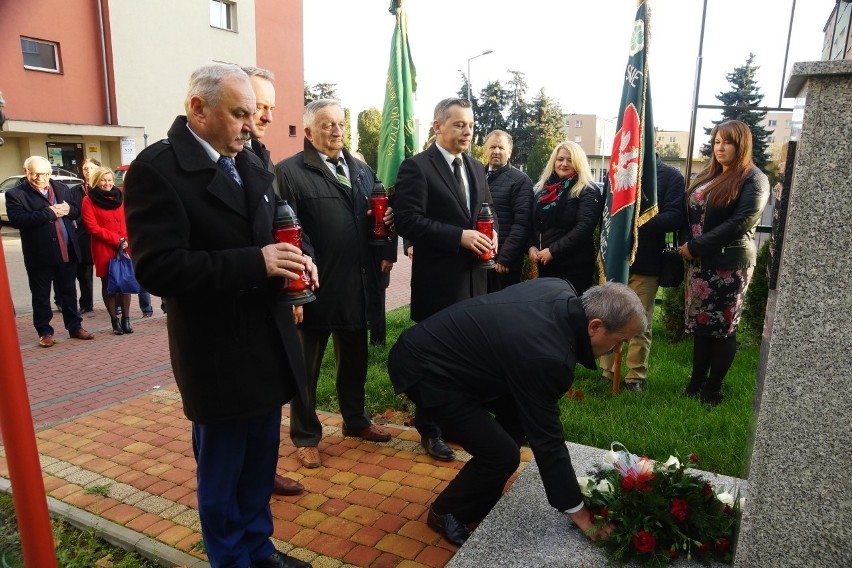 Starosta Jan Nowak składa kwiaty pod pomnikiem Wincentego...