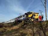 Pociąg "Szyndzielnia" jadący do Bielska-Białej z Ustki zderzył się z ciężarówką na niestrzeżonym przejeździe  w Tychowie. 5 poszkodowanych