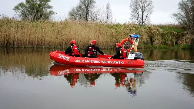 Czy woda w rezerwacie pod Wrocławiem jest czysta? Sprawdzili to strażacy i WIOŚ.