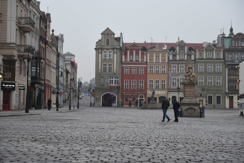 Poznań budzi się po sylwestrowej nocy. Od rana ulice były...