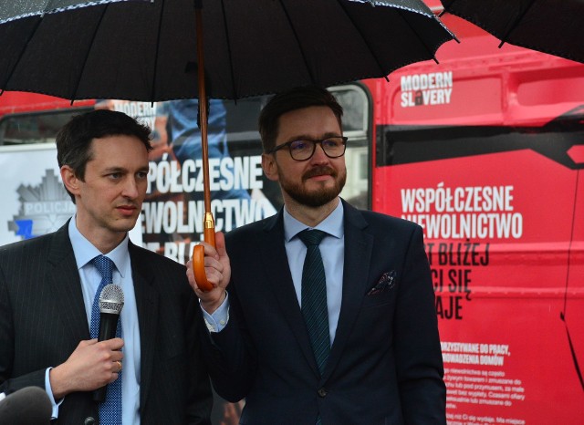 David Reed (z lewej) zastępca ambasadora Wielkiej Brytanii przyjechał do Radomia z kampanią dotyczącą handlu ludźmi. 