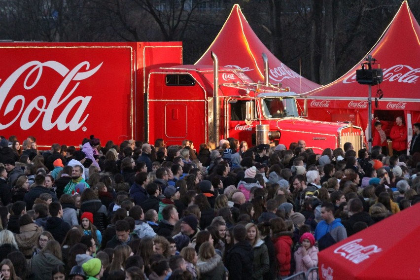 Ciężarówka Coca-Coli w 2015 we Wrocławiu przy Magnolia Park