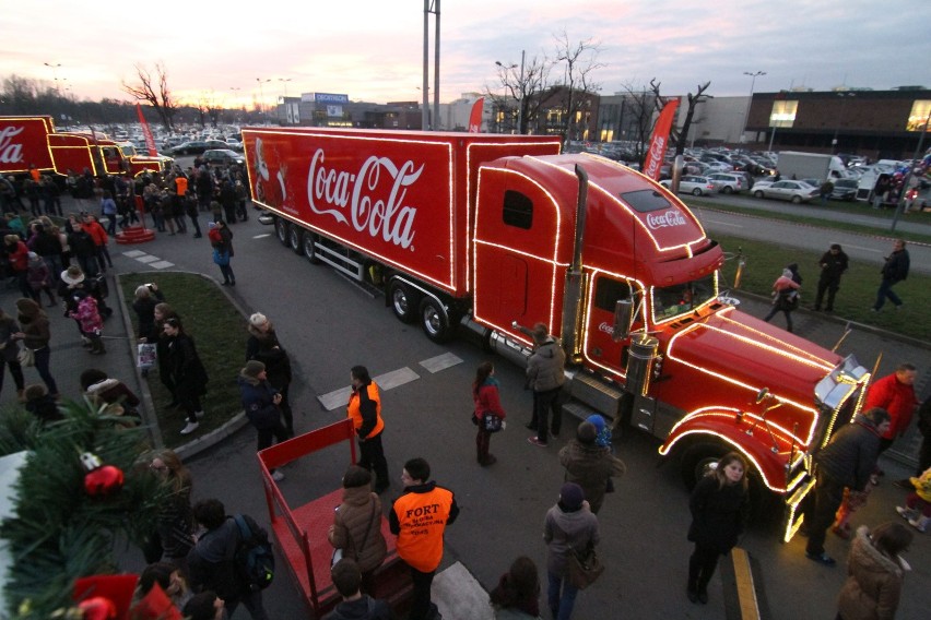 Ciężarówka Coca-Coli w 2015 we Wrocławiu przy Magnolia Park