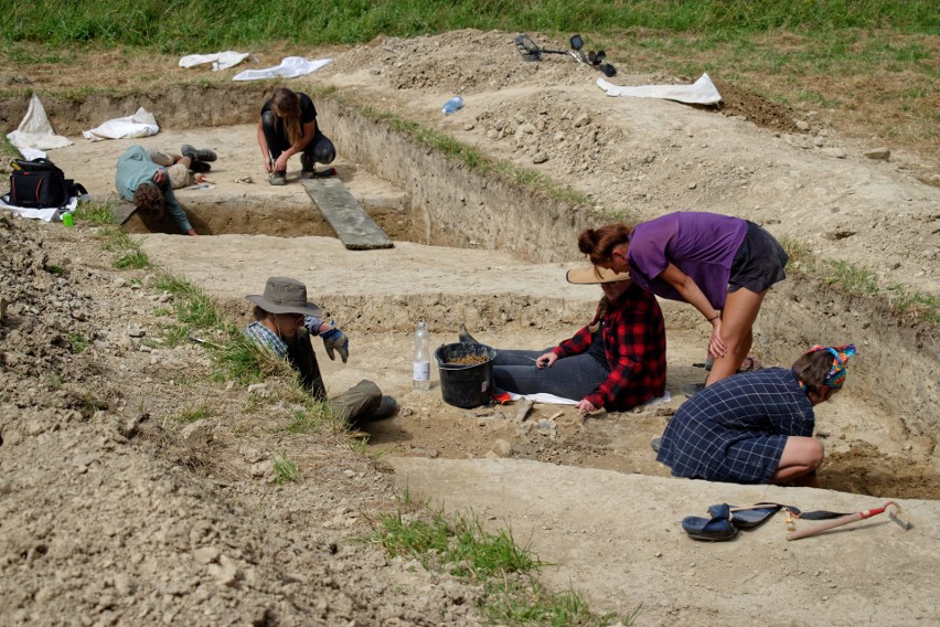 Kolejne niezwykłe odkrycia archeologów w gminie Komańcza. Znaleźli list zakopany w butelce i ludzkie szczątki [ZDJĘCIA]