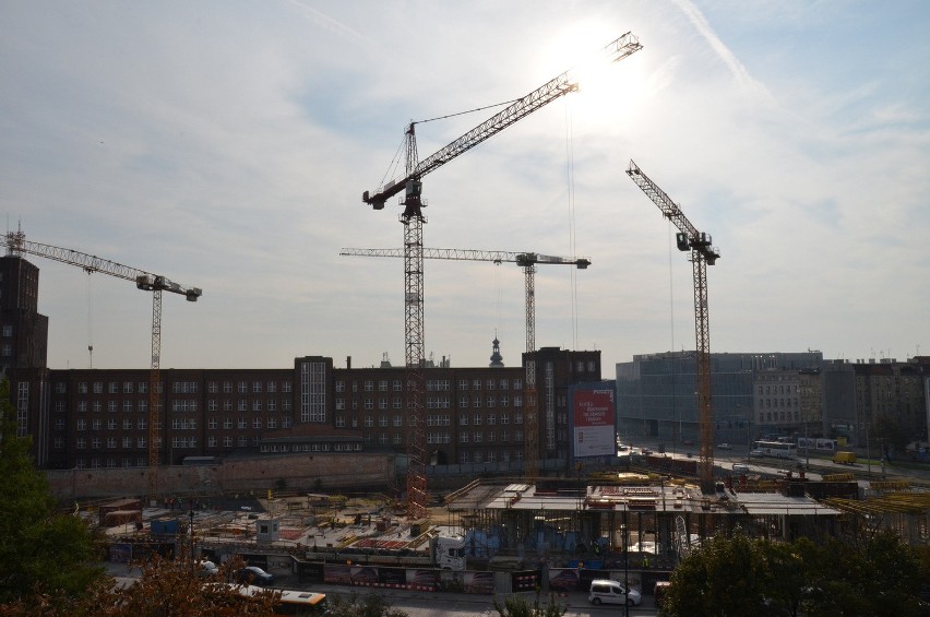 Budują hotel Hilton. Widać już pierwsze piętra (ZDJĘCIA)