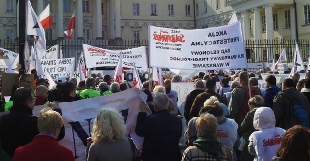 Liczna reprezentacja związku Solidarność z regionu radomskiego manifestowała przed Urzędem Wojewódzkim w Warszawie.