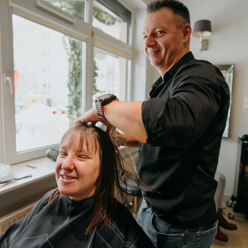 Piękna przedświąteczna akcja dla podopiecznych Stowarzyszenia Z Nami Raźniej zorganizowana ze studiem fryzjerskim Elf w Kielcach