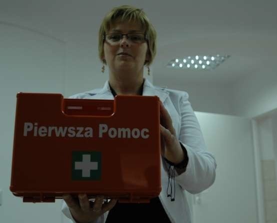 - Stacja dla karetki już jest, ale na razie mamy tutaj tylko apteczkę pierwszej pomocy - mówi Joanna Nieszwiec-Jaszcz z urzędu miejskiego w Dobrodzieniu.