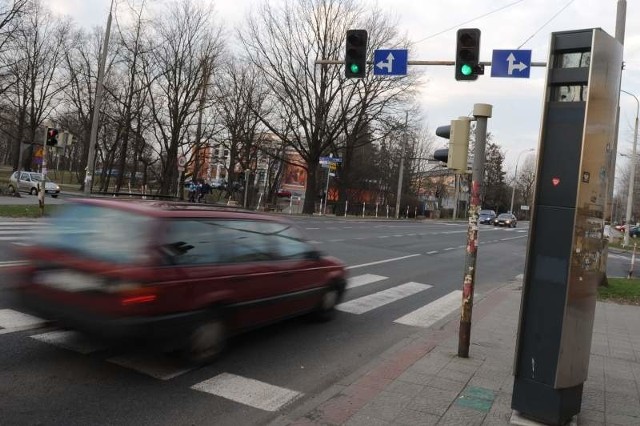 Już 1300 kierowców z Kędzierzyna-Koźla zostało ukaranych mandatami. Feler w tym, że przejazd przez krzyżówkę al. Jana Pawła II z ul. Miłą i 1 Maja to wciąż ryzykowne zadanie.