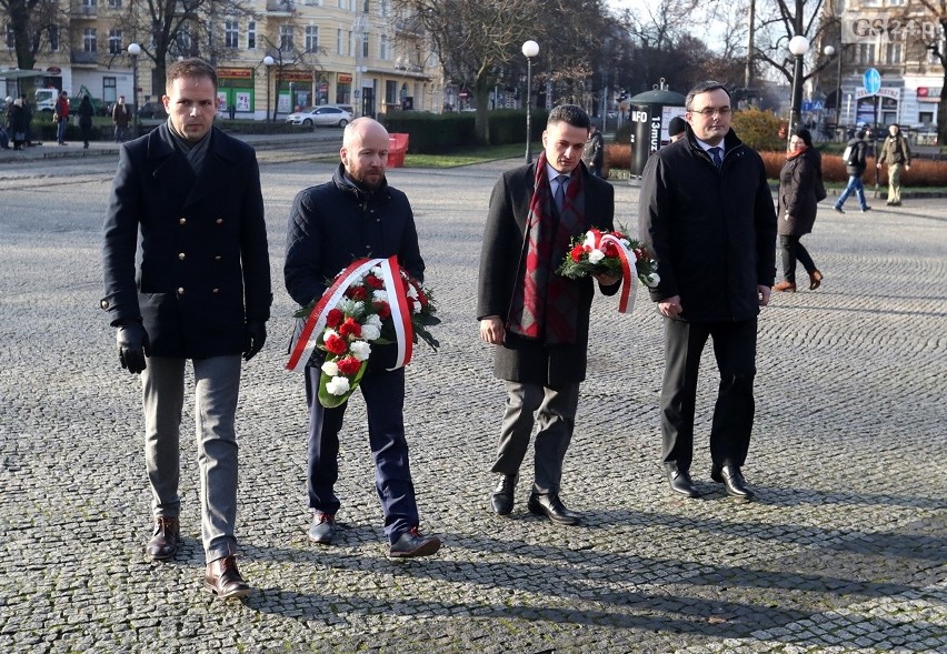 Uczcili ofiary stanu wojennego. Szczecińscy samorządowcy Prawa i Sprawiedliwości złożyli kwiaty [ZDJĘCIA, WIDEO]  