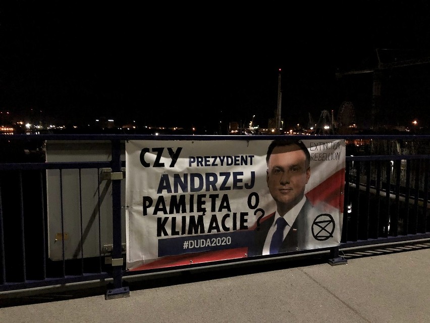 Aktywiści ze Szczecina przypominają prezydentowi Dudzie o wyborczych obietnicach