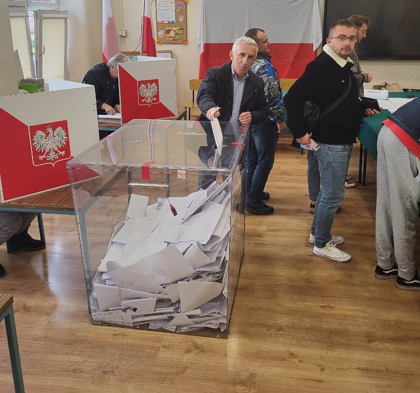 Wybory parlamentarne 2023 w powiecie kazimierskim. Zakończyło się głosowanie