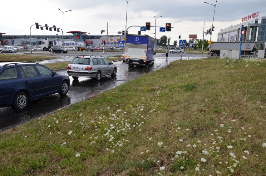 Woda zalała Bielany Wrocławskie. Potężne korki przy Tesco (ZDJĘCIA)