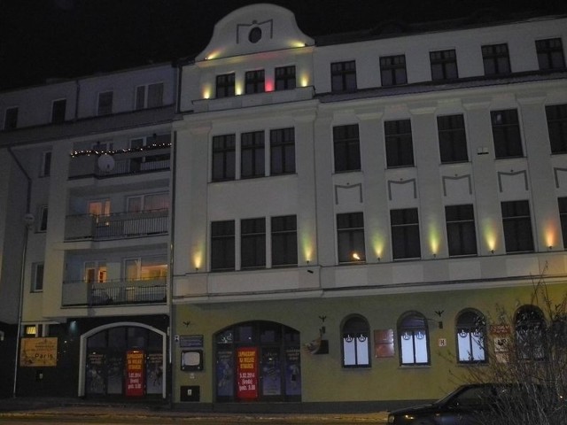 Podświetlony budynek muzeum. 