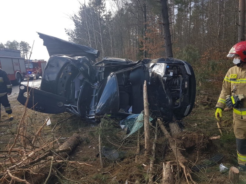 20-latek rozbił auto na drodze między Bochowem a Rokitami w piątek 5.03.2021. Uwaga, na drogach są oblodzenia i leży śnieg