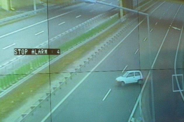 Kierowca tego białego fiata cinquecento postanowił pojechać autostradą pod prąd. System nadzoru natychmiast na to zareagował ogłaszając alarm. Zostali ostrzeżeni kierowcy jadący na czołowe zderzenie.