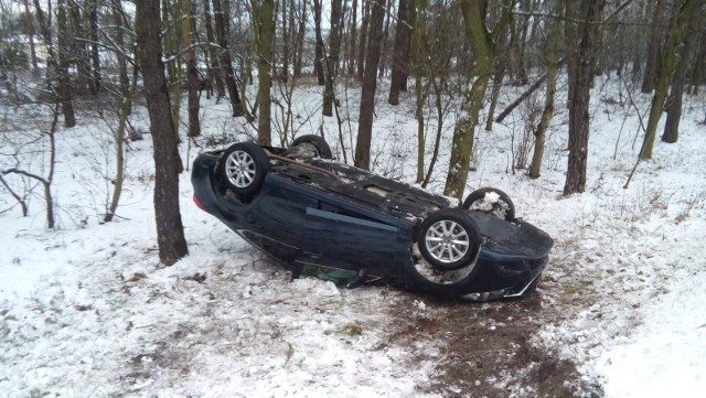 Policjanci przypominają, że pora jesienno- zimowa to czas zmieniających się warunków na drodze. Apelujmy więc o ostrożną jazdę i dostosowanie prędkości do warunków panujących na drodze. W ciągu wczorajszej doby w naszym powicie doszło do dwudziestu pięciu  kolizji.CZYTAJ DALEJ >>>>>Chcesz być na bieżąco ze wszystkimi utrudnieniami na drogach regionu? Dołącz do naszej grupy na : FACEBOOKUNowosciTorun  