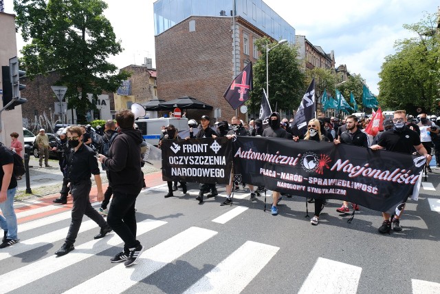 W Katowicach odbyła się manifestacja Katowice miastem nacjonalistów. Zobacz kolejne zdjęcia. Przesuń zdjęcia w prawo - wciśnij strzałkę lub przycisk NASTĘPNE