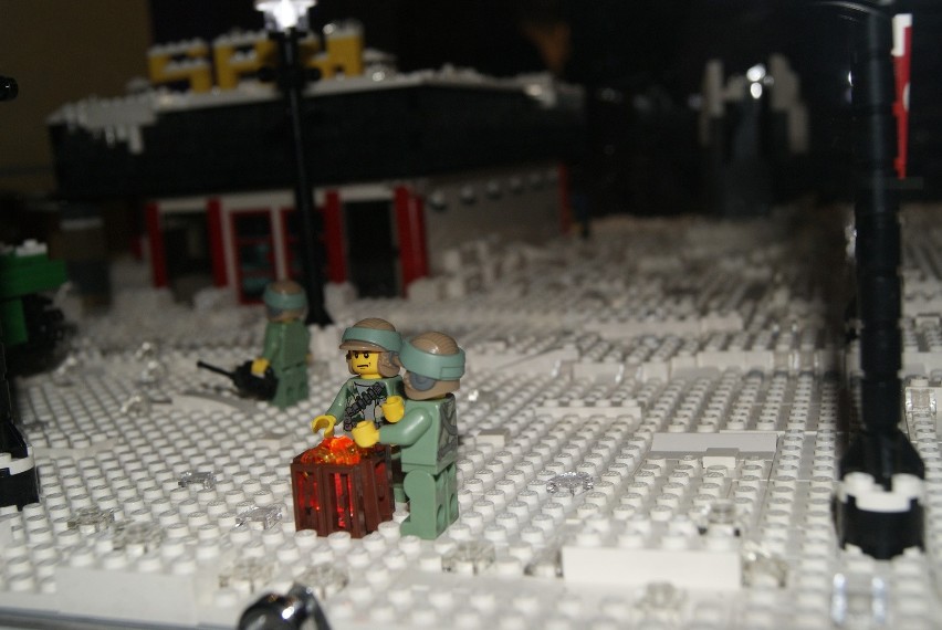 Dwaj żołnierze LWP grzeją się przy koksowniku