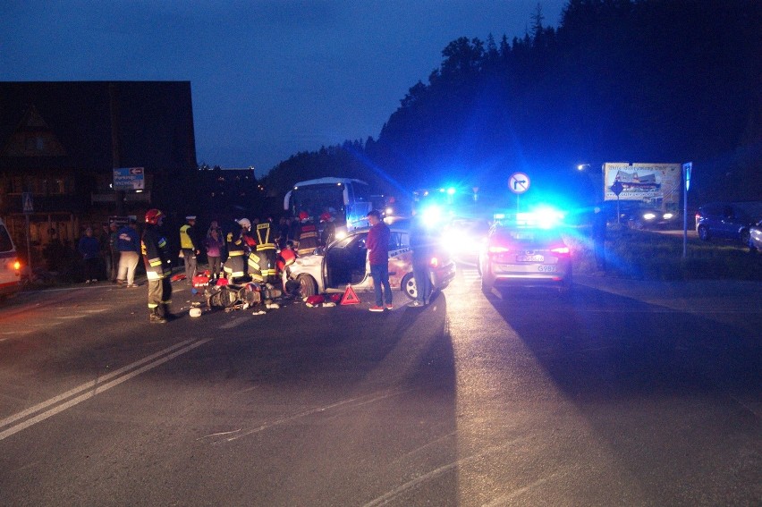 Groźny wypadek na zakopiance w Poroninie. Dostawca pizzy wjechał w skuter [GALERIA]