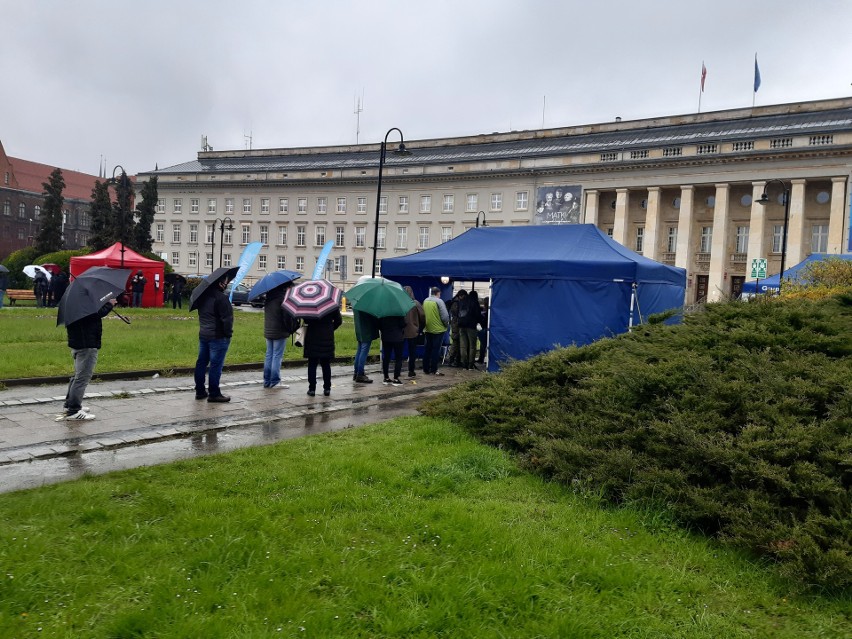 Drugi dzień szczepień bez rejestracji. Mimo pogody tłumy stanęły w kolejce