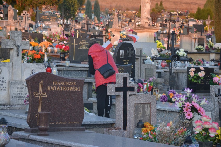 Sobota na cmentarzu w Pińczowie. Sporo osób wybrało się, by odwiedzić groby [ZDJĘCIA]