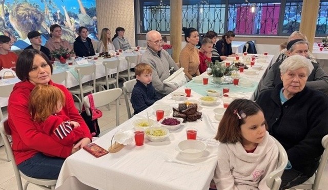 Około 100 osób wzięło udział w tradycyjnej wigilii dla ubogich i samotnych organizowanej przez Jasnogórski Punkt Charytatywny przy współpracy Domu Pielgrzyma
