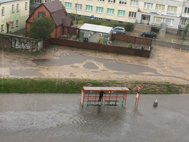 Ulice Legionowa i Kaczorowskiego w Białymstoku zalane po burzy z 7 maja 2017 roku