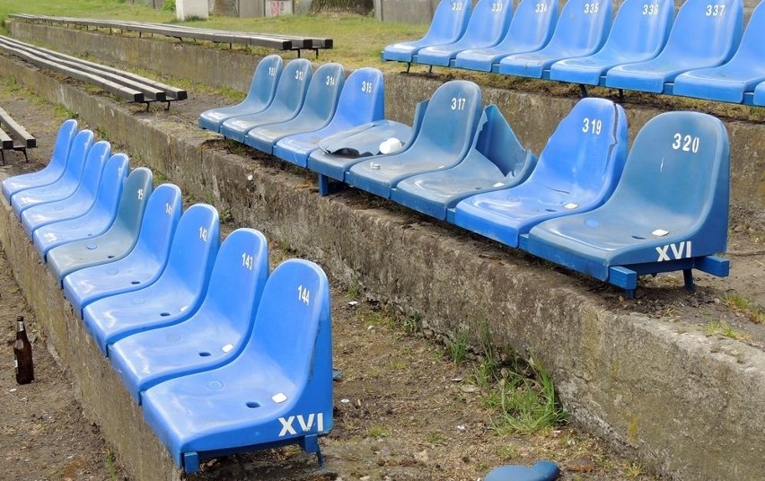 20-latek z Prudnika połamał krzesełka na stadionie.