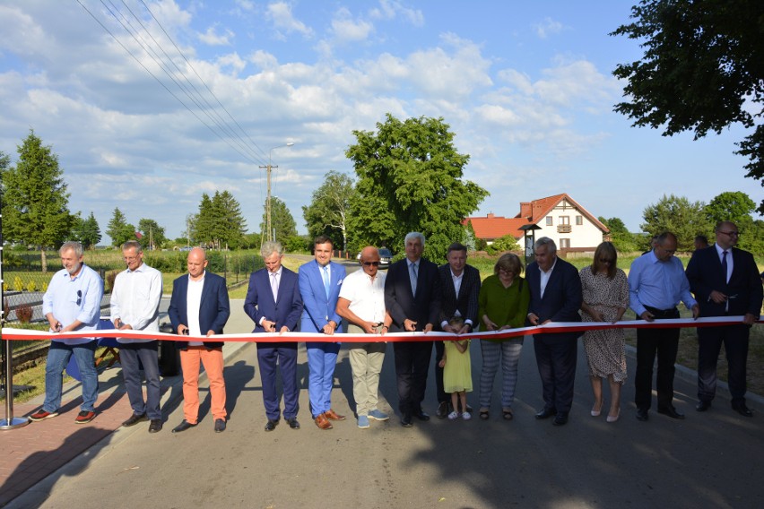 Nowy odcinek drogi powiatowej, który biegnie przez...