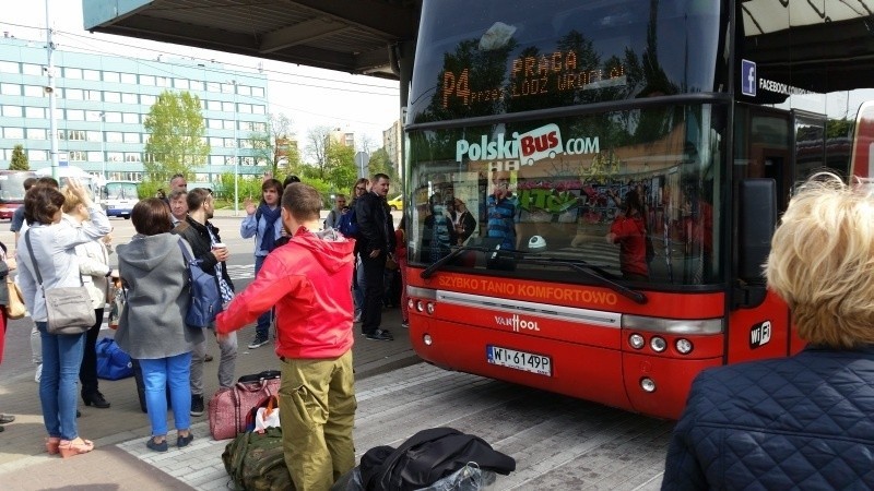 Afera na dworcu! Nie wyjechali do Pragi, bo autobus był... za mały