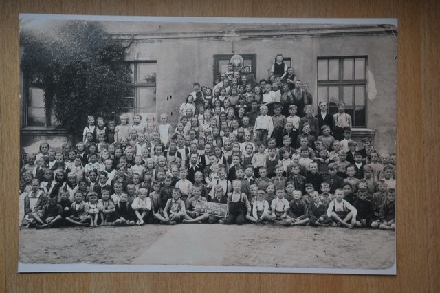Zdjęcie z 1949 r. zrobione przed szkołą w Kębłowie