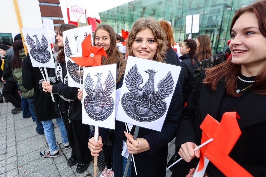 Radosna Parada Niepodległości tuż po godzinie 10 wyruszyła...