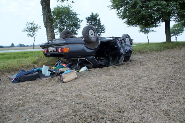 W poniedziałek (20.08) przed godz. 8, między miejscowościami Domaradz i Karżnica, kierujący osobowym mercedesem mężczyzna, z niewyjaśnionych dotąd przyczyn, zjechał na lewą stronę drogi, uderzył w drzewo i dachował. Kierowcę w stanie ciężkim odwieziono do szpitala.