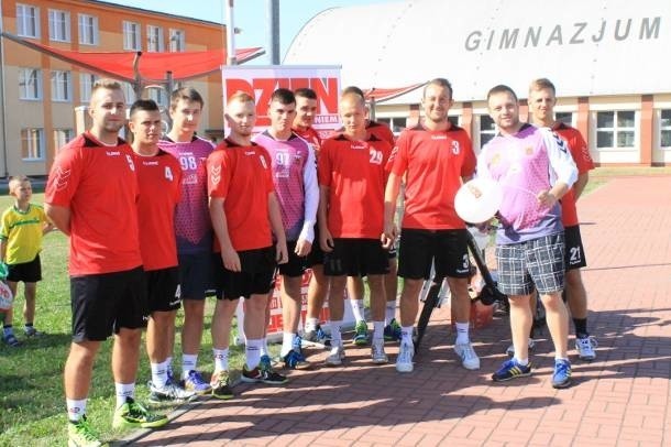 Podczas imprezy sportowej młodzi adepci piłki ręcznej mieli okazję trenować wspólnie z drużyną seniorską Zew-u, a także reprezentantami Polski