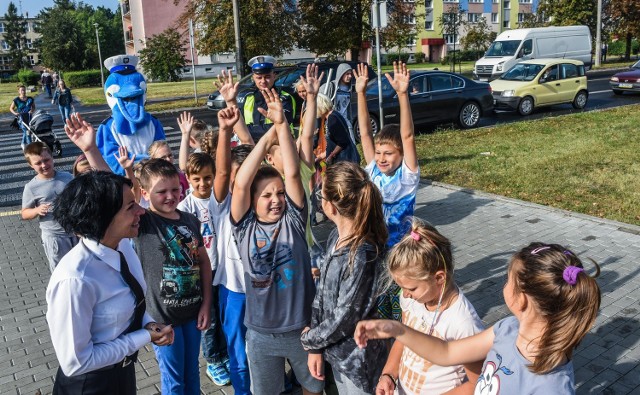 Policja odblaski bezpieczeństwoPolicja rozdaje odblaski sp46 Wojska Polskiego