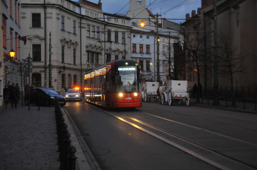 Kraków. Wspólne kolędowanie z abp Markiem Jędraszewskim w świątecznym tramwaju [ZDJĘCIA]